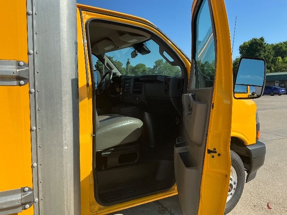 Light Duty Box Truck-Light and Medium Duty Trucks-GMC-2022-Savana G33903-Baton Rouge-LA-99,689\n\t\tmiles-$ 27,500 - Image 20