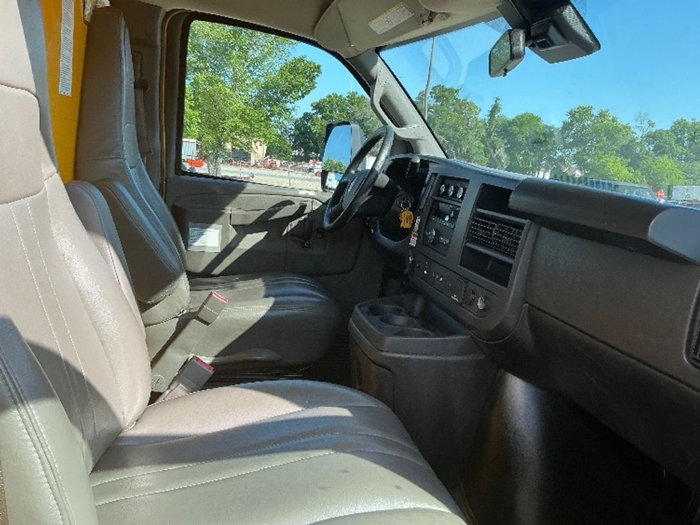 Light Duty Box Truck-Light and Medium Duty Trucks-GMC-2022-Savana G33903-Baton Rouge-LA-99,689\n\t\tmiles-$ 27,500 - Image 22