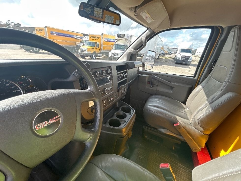 Light Duty Box Truck-Light and Medium Duty Trucks-GMC-2022-Savana G33903-Beaumont-TX-86,634\n\t\tmiles-$ 29,750 - Image 16