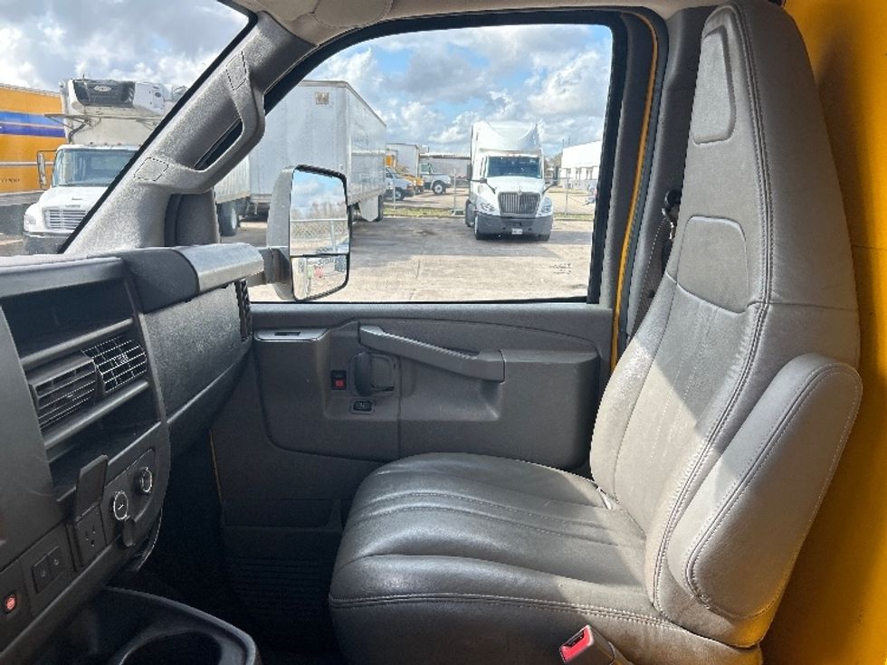 Light Duty Box Truck-Light and Medium Duty Trucks-GMC-2022-Savana G33903-Beaumont-TX-86,634\n\t\tmiles-$ 29,750 - Image 18