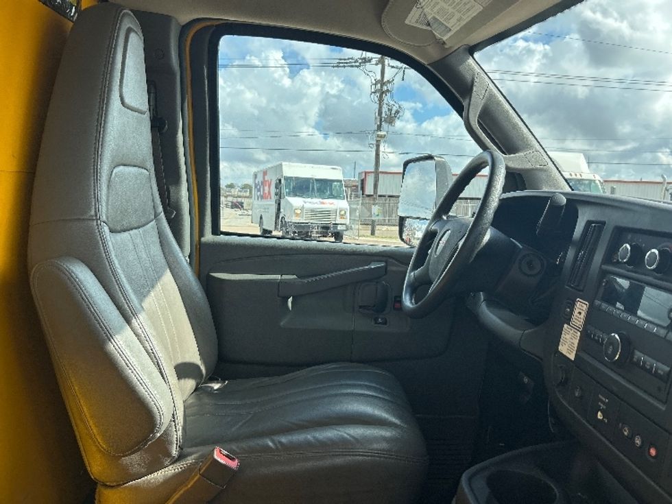 Light Duty Box Truck-Light and Medium Duty Trucks-GMC-2022-Savana G33903-Beaumont-TX-86,634\n\t\tmiles-$ 29,750 - Image 21