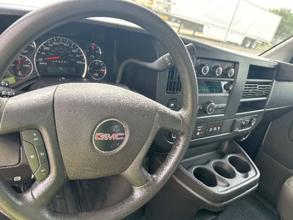 Light Duty Box Truck-Light and Medium Duty Trucks-GMC-2022-Savana G33903-Beaumont-TX-88,942\n\t\tmiles-$ 33,750 - Image 16