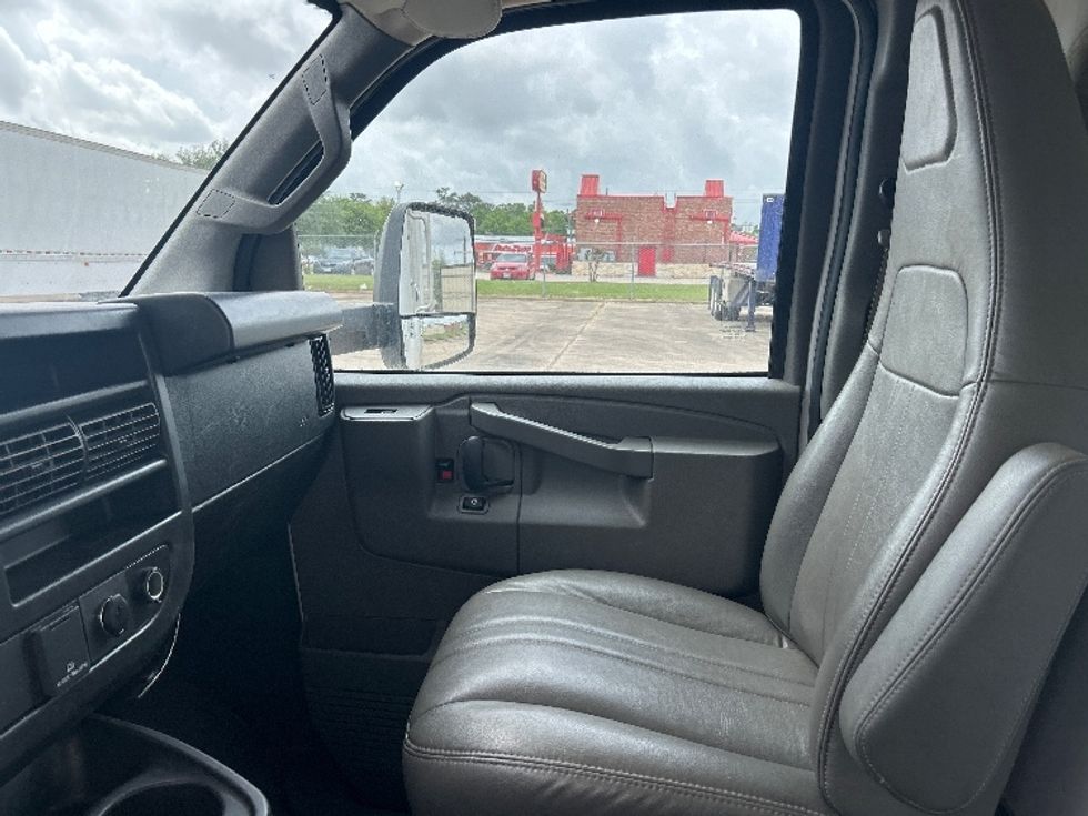 Light Duty Box Truck-Light and Medium Duty Trucks-GMC-2022-Savana G33903-Beaumont-TX-88,942\n\t\tmiles-$ 33,750 - Image 18