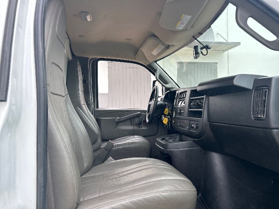 Light Duty Box Truck-Light and Medium Duty Trucks-GMC-2022-Savana G33903-Beaumont-TX-88,942\n\t\tmiles-$ 33,750 - Image 19