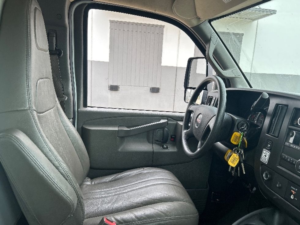 Light Duty Box Truck-Light and Medium Duty Trucks-GMC-2022-Savana G33903-Beaumont-TX-88,942\n\t\tmiles-$ 33,750 - Image 21