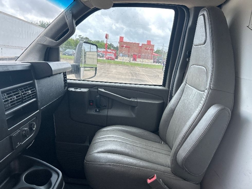 Light Duty Box Truck-Light and Medium Duty Trucks-GMC-2022-Savana G33903-Beaumont-TX-90,461\n\t\tmiles-$ 35,000 - Image 18