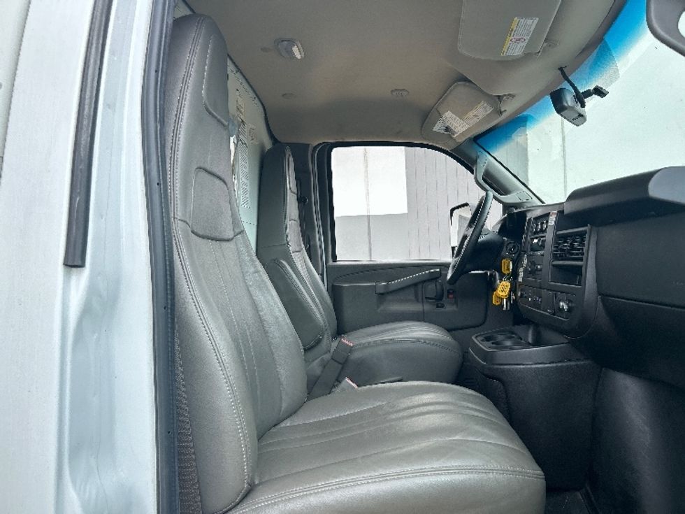 Light Duty Box Truck-Light and Medium Duty Trucks-GMC-2022-Savana G33903-Beaumont-TX-90,461\n\t\tmiles-$ 35,000 - Image 19
