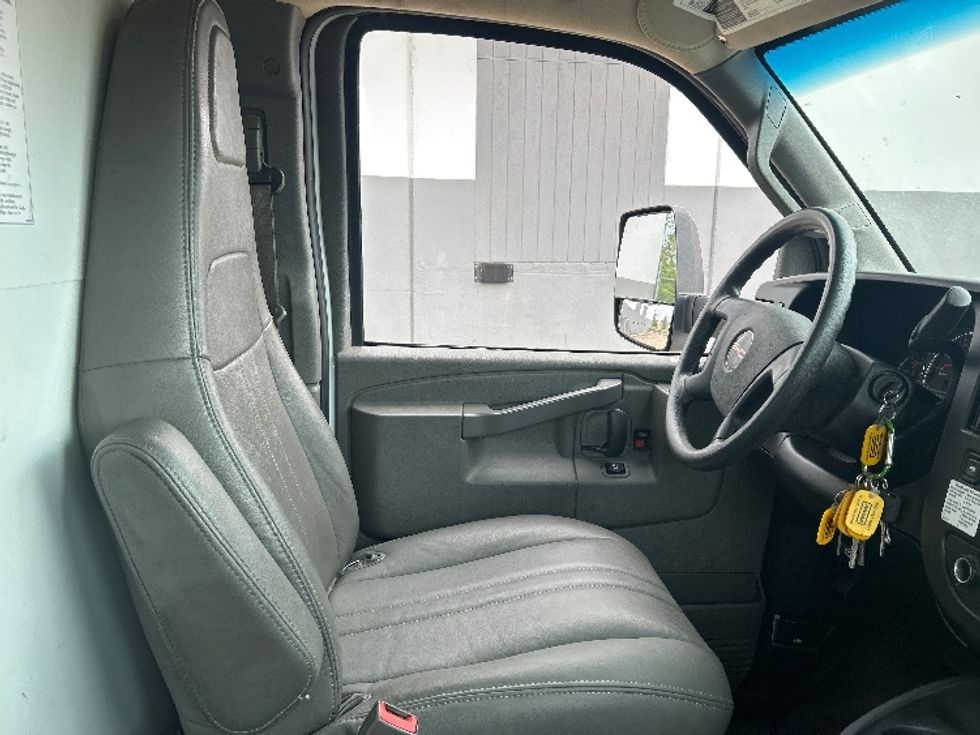 Light Duty Box Truck-Light and Medium Duty Trucks-GMC-2022-Savana G33903-Beaumont-TX-90,461\n\t\tmiles-$ 35,000 - Image 21