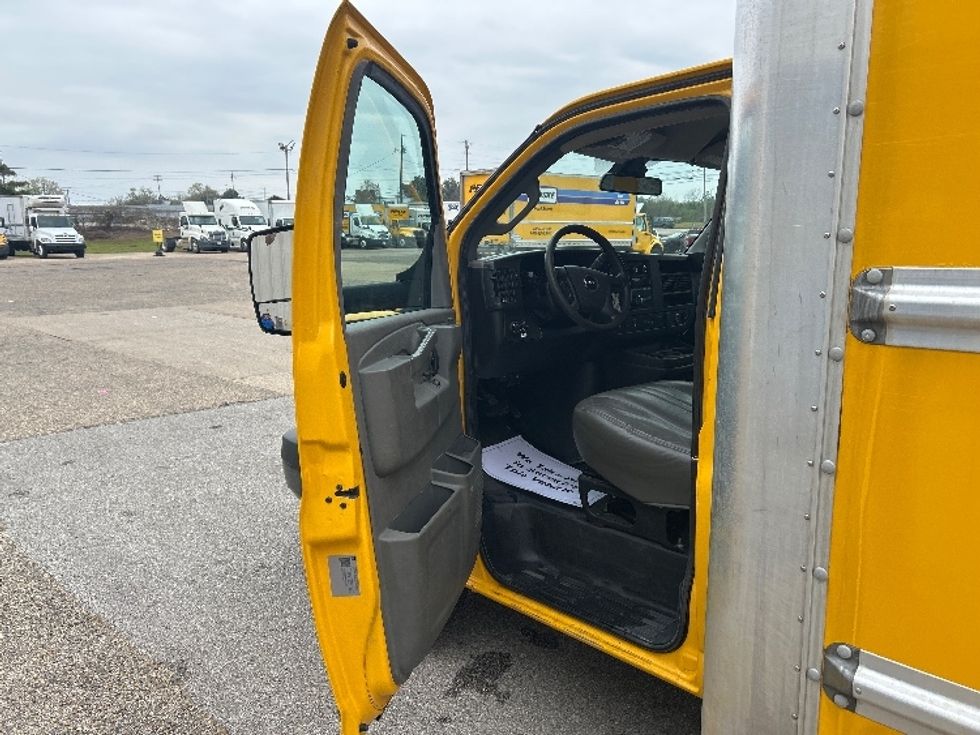 Light Duty Box Truck-Light and Medium Duty Trucks-GMC-2022-Savana G33903-Belden-MS-115,469\n\t\tmiles-$ 25,000 - Image 16