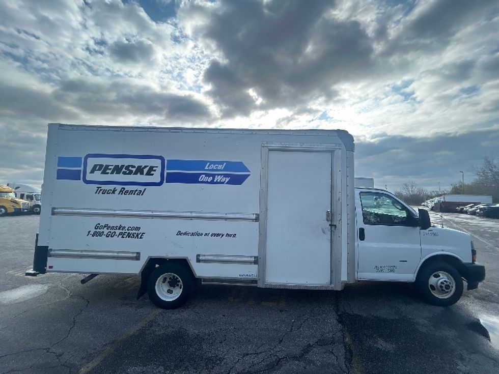 Light Duty Box Truck-Light and Medium Duty Trucks-GMC-2022-Savana G33903-Brook Park-OH-62,132\n\t\tmiles-$ 38,500 - Image 15