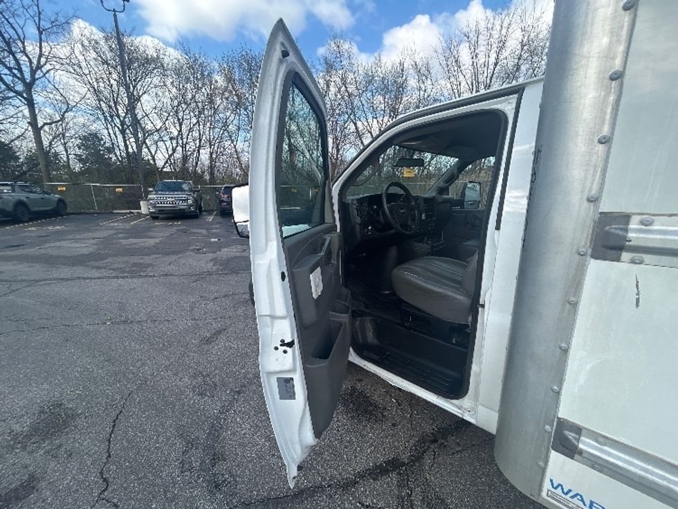 Light Duty Box Truck-Light and Medium Duty Trucks-GMC-2022-Savana G33903-Brook Park-OH-62,132\n\t\tmiles-$ 38,500 - Image 16