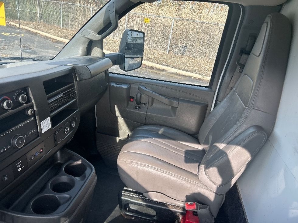 Light Duty Box Truck-Light and Medium Duty Trucks-GMC-2022-Savana G33903-Brook Park-OH-62,132\n\t\tmiles-$ 38,500 - Image 19