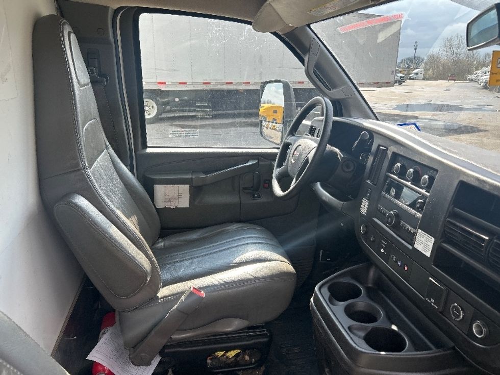 Light Duty Box Truck-Light and Medium Duty Trucks-GMC-2022-Savana G33903-Brook Park-OH-62,132\n\t\tmiles-$ 38,500 - Image 22