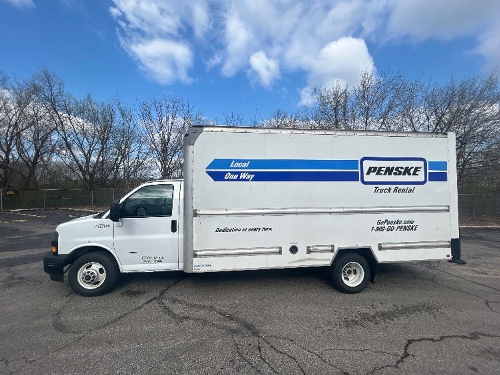 Light Duty Box Truck-Light and Medium Duty Trucks-GMC-2022-Savana G33903-Brook Park-OH-62,132\n\t\tmiles-$ 38,500 - Image 4