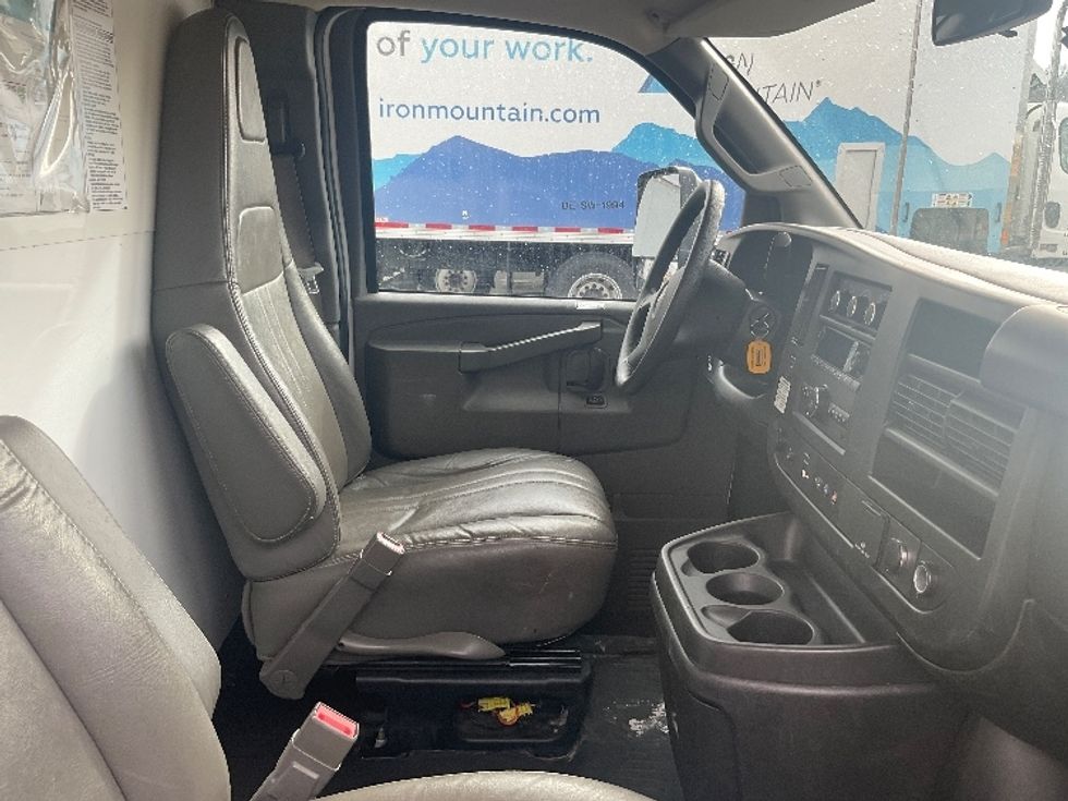 Light Duty Box Truck-Light and Medium Duty Trucks-GMC-2022-Savana G33903-Burlington-NJ-58,300\n\t\tmiles-$ 38,250 - Image 22