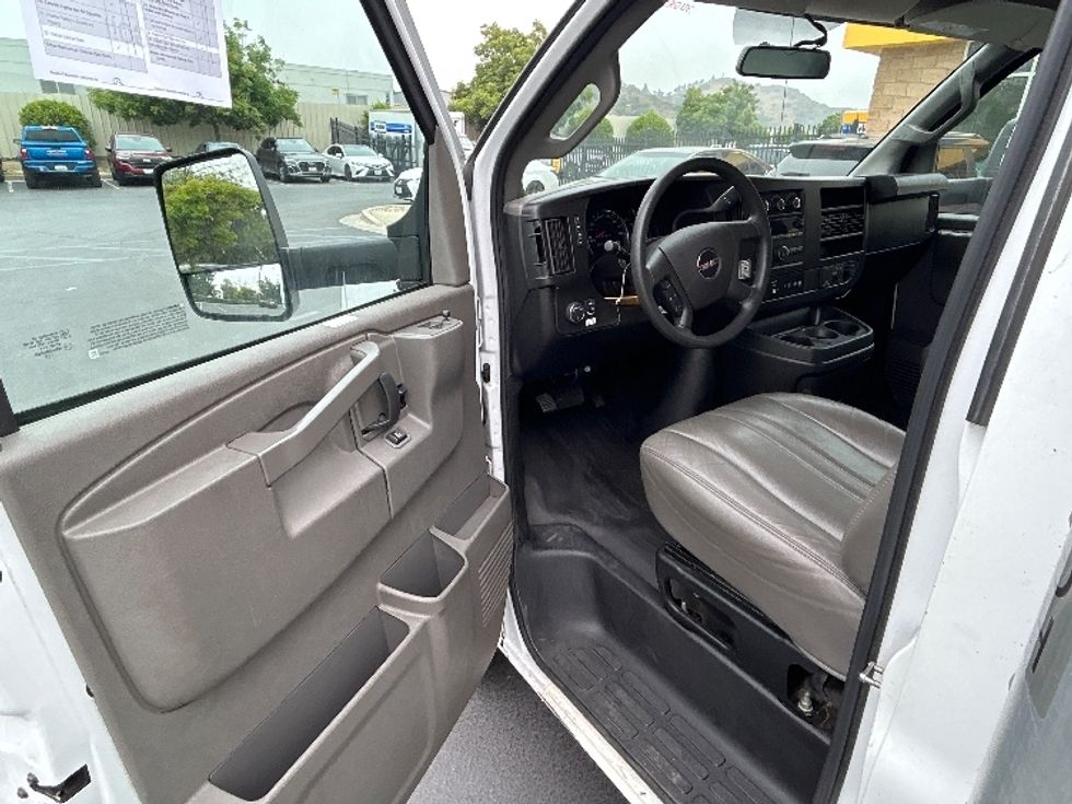 Light Duty Box Truck-Light and Medium Duty Trucks-GMC-2022-Savana G33903-Carson-CA-33,797\n\t\tmiles-$ 45,750 - Image 16
