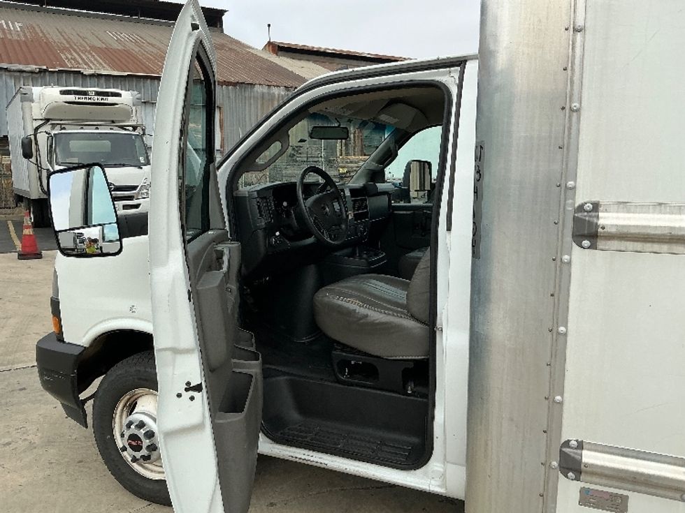 Light Duty Box Truck-Light and Medium Duty Trucks-GMC-2022-Savana G33903-Carson-CA-92,256\n\t\tmiles-$ 36,250 - Image 16