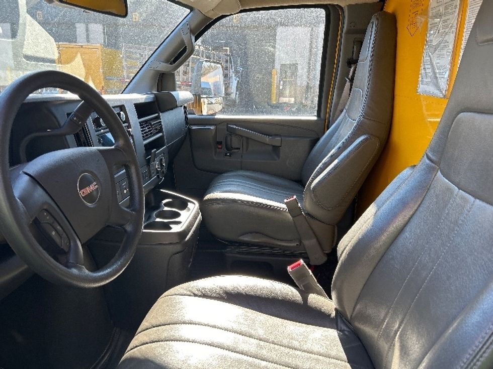 Light Duty Box Truck-Light and Medium Duty Trucks-GMC-2022-Savana G33903-Charlotte-NC-68,081\n\t\tmiles-$ 38,750 - Image 18