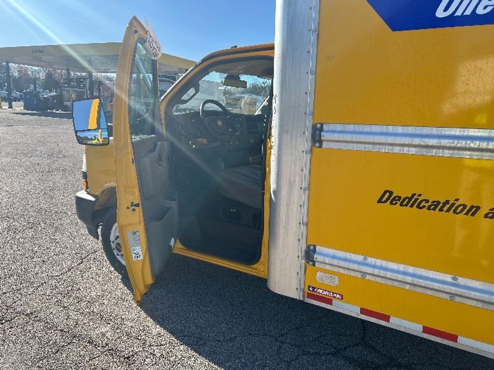 Light Duty Box Truck-Light and Medium Duty Trucks-GMC-2022-Savana G33903-Chester-VA-111,495\n\t\tmiles-$ 27,500 - Image 16