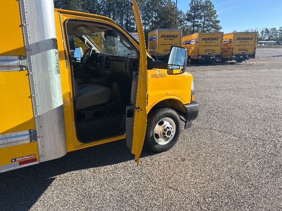 Light Duty Box Truck-Light and Medium Duty Trucks-GMC-2022-Savana G33903-Chester-VA-111,495\n\t\tmiles-$ 27,500 - Image 20