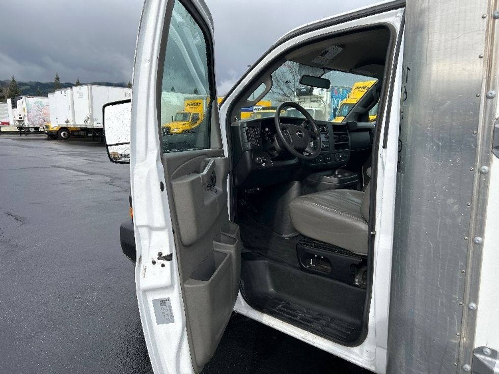 Light Duty Box Truck-Light and Medium Duty Trucks-GMC-2022-Savana G33903-Chino-CA-22,350\n\t\tmiles-$ 48,250 - Image 16