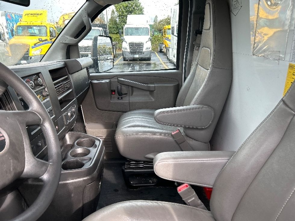 Light Duty Box Truck-Light and Medium Duty Trucks-GMC-2022-Savana G33903-Chino-CA-22,350\n\t\tmiles-$ 48,250 - Image 19