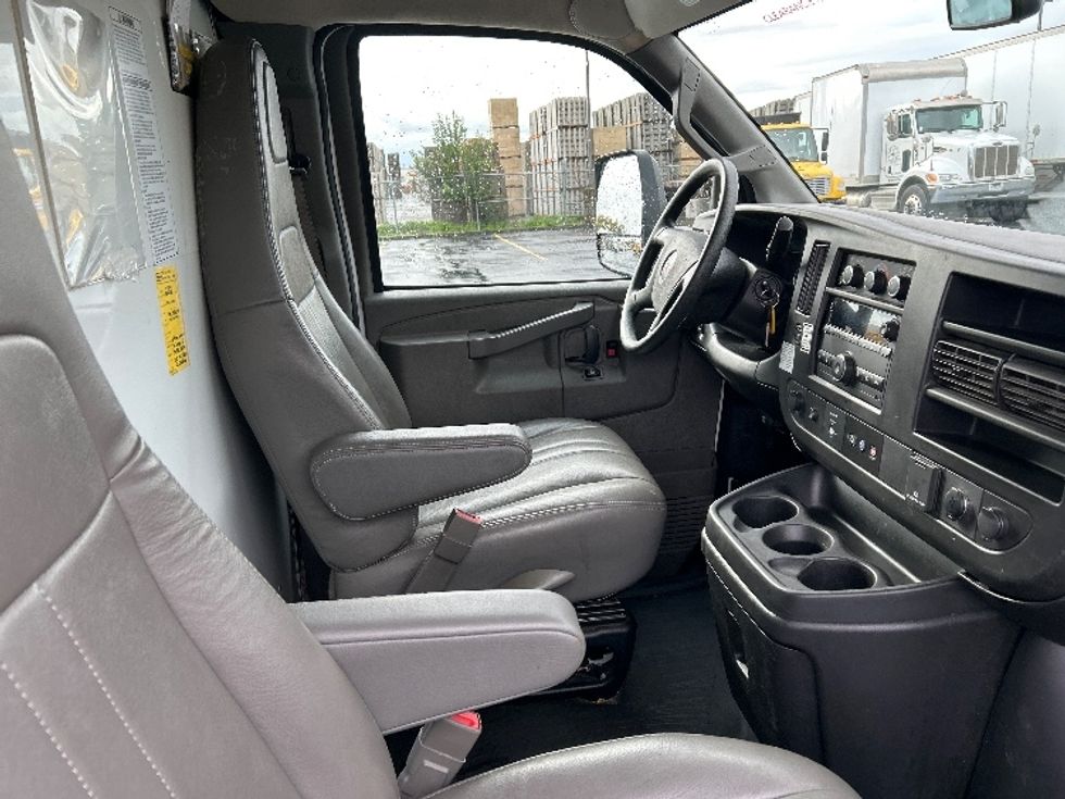 Light Duty Box Truck-Light and Medium Duty Trucks-GMC-2022-Savana G33903-Chino-CA-22,350\n\t\tmiles-$ 48,250 - Image 22
