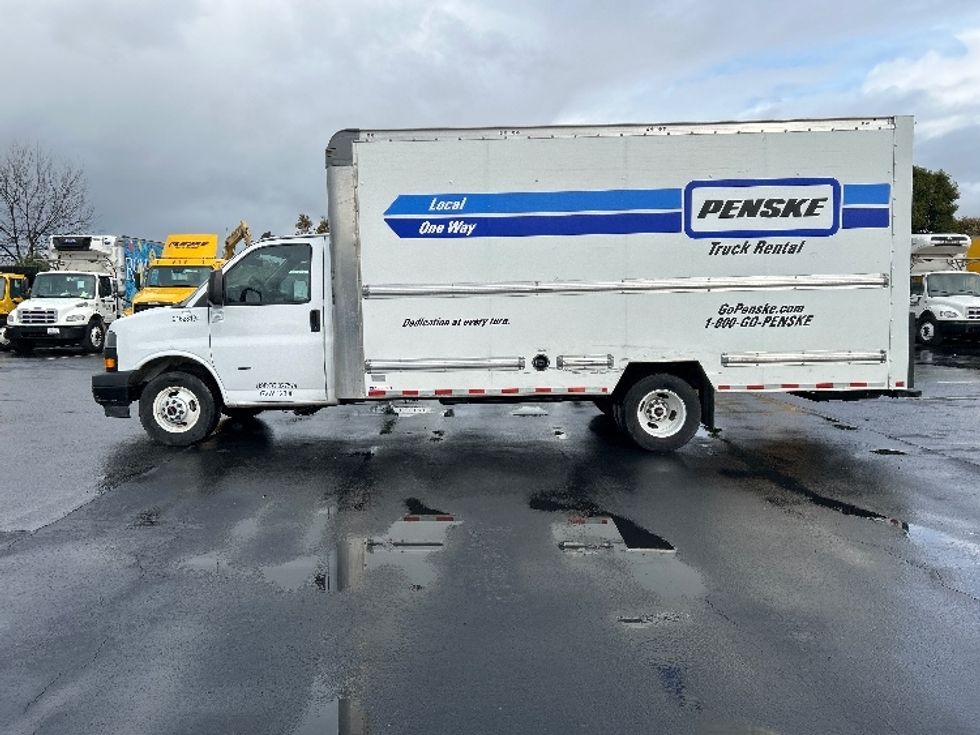 Light Duty Box Truck-Light and Medium Duty Trucks-GMC-2022-Savana G33903-Chino-CA-22,350\n\t\tmiles-$ 48,250 - Image 4