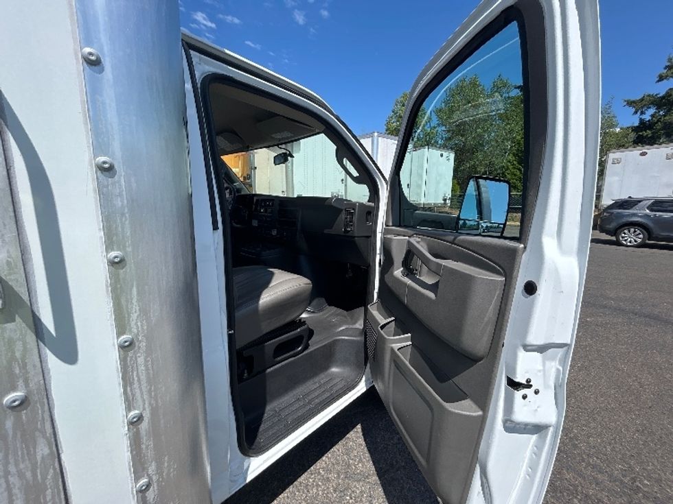 Light Duty Box Truck-Light and Medium Duty Trucks-GMC-2022-Savana G33903-Clackamas-OR-43,135\n\t\tmiles-$ 41,500 - Image 17