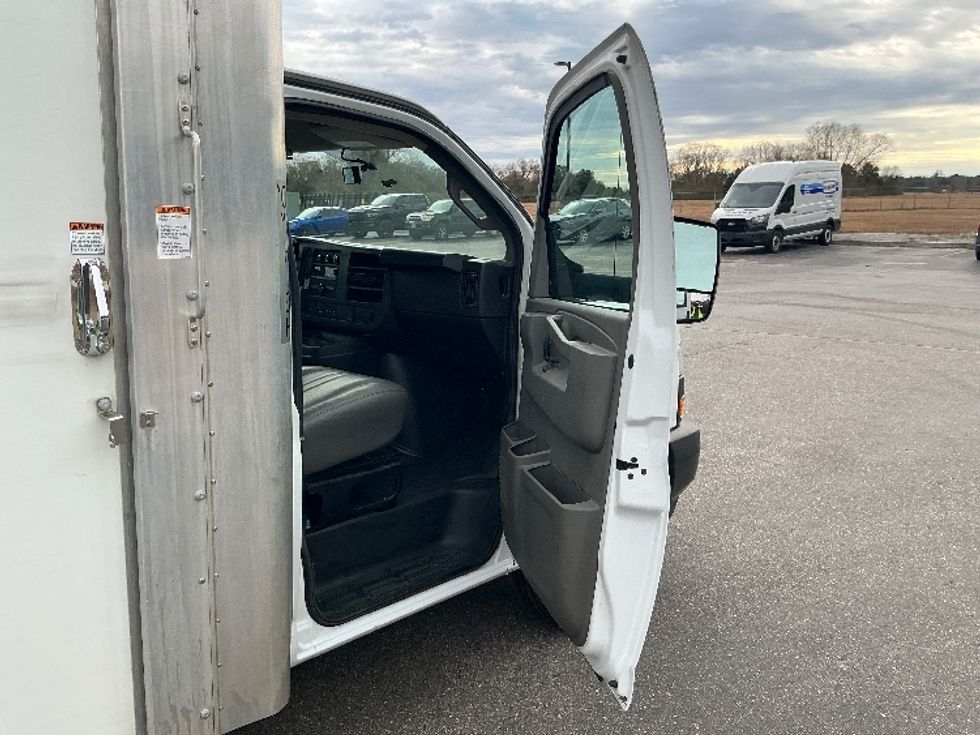 Light Duty Box Truck-Light and Medium Duty Trucks-GMC-2022-Savana G33903-Cleveland-TN-81,997\n\t\tmiles-$ 29,500 - Image 17