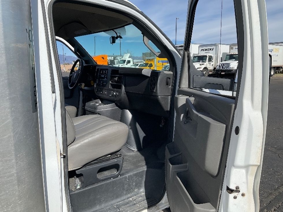 Light Duty Box Truck-Light and Medium Duty Trucks-GMC-2022-Savana G33903-Colorado Springs-CO-71,571\n\t\tmiles-$ 39,500 - Image 19