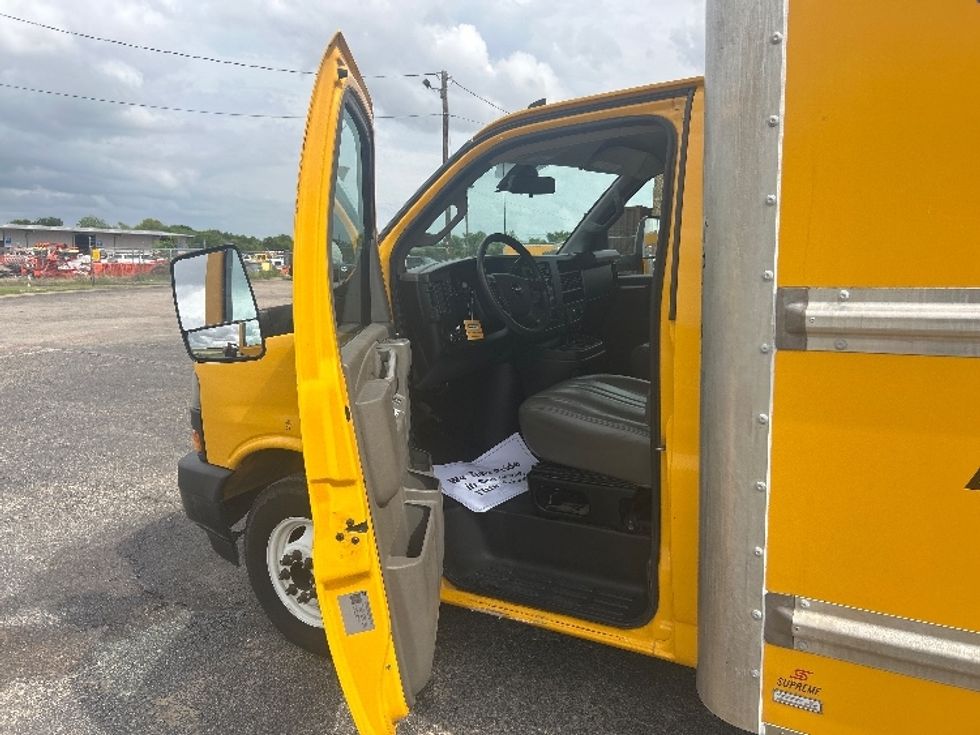 Light Duty Box Truck-Light and Medium Duty Trucks-GMC-2022-Savana G33903-Dallas-TX-102,457\n\t\tmiles-$ 28,750 - Image 15