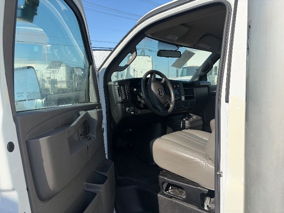 Light Duty Box Truck-Light and Medium Duty Trucks-GMC-2022-Savana G33903-Dallas-TX-25,084\n\t\tmiles-$ 43,000 - Image 13