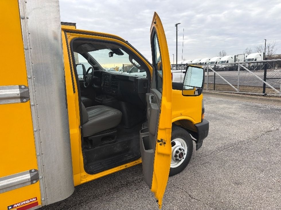 Light Duty Box Truck-Light and Medium Duty Trucks-GMC-2022-Savana G33903-Davenport-IA-89,989\n\t\tmiles-$ 29,250 - Image 20