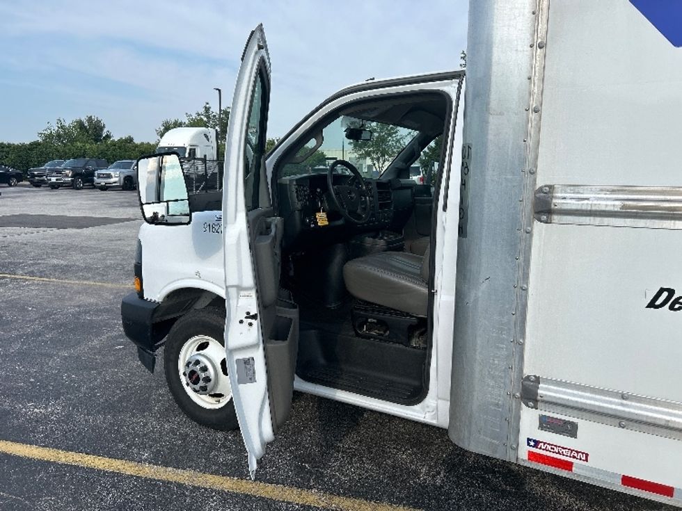 Light Duty Box Truck-Light and Medium Duty Trucks-GMC-2022-Savana G33903-Des Moines-IA-66,701\n\t\tmiles-$ 38,000 - Image 13