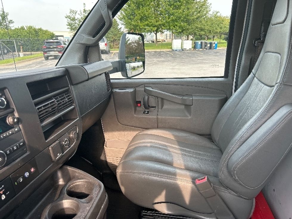 Light Duty Box Truck-Light and Medium Duty Trucks-GMC-2022-Savana G33903-Des Moines-IA-66,701\n\t\tmiles-$ 38,000 - Image 16