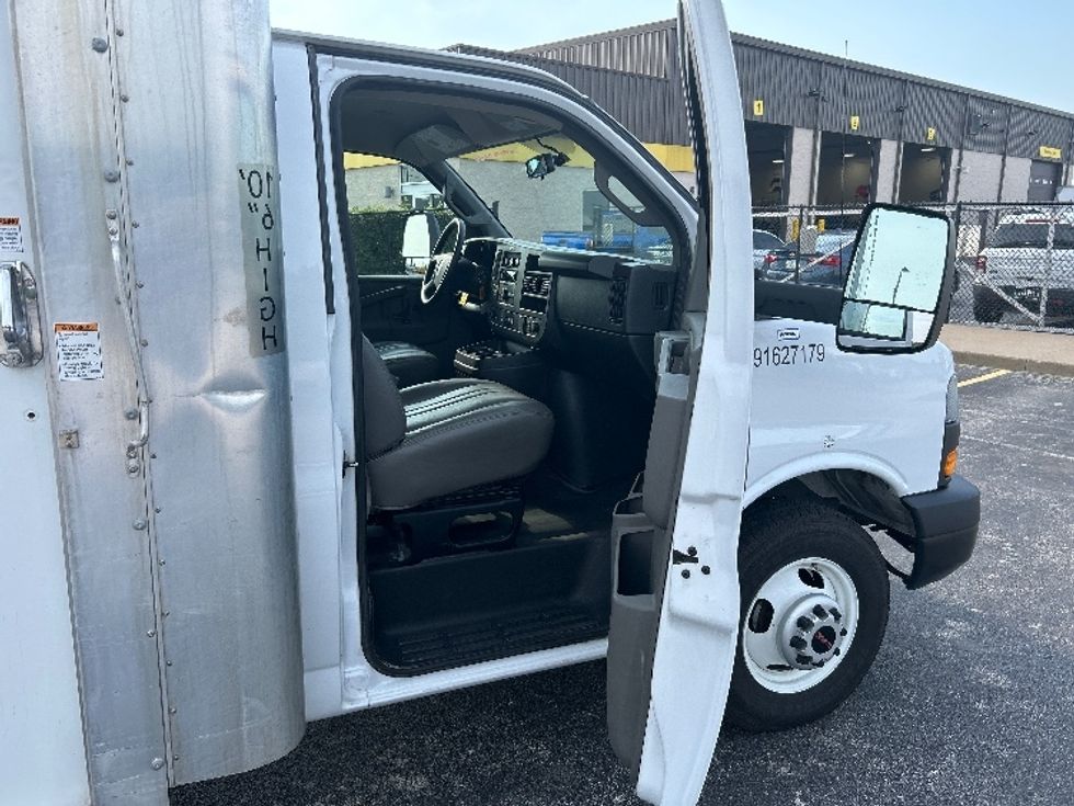 Light Duty Box Truck-Light and Medium Duty Trucks-GMC-2022-Savana G33903-Des Moines-IA-66,701\n\t\tmiles-$ 38,000 - Image 17