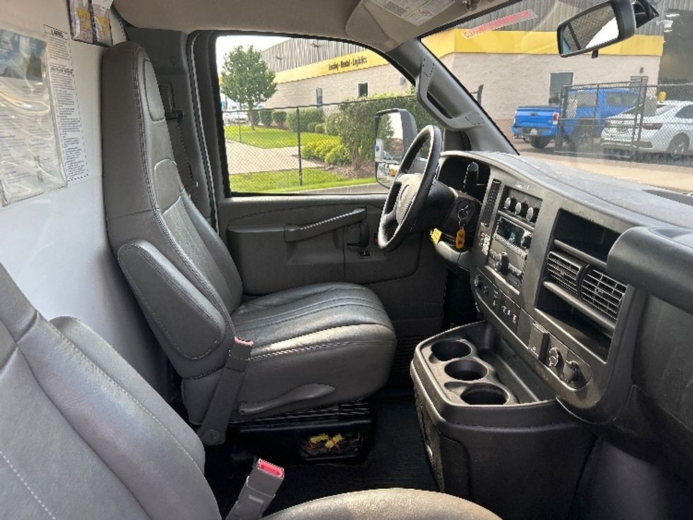 Light Duty Box Truck-Light and Medium Duty Trucks-GMC-2022-Savana G33903-Des Moines-IA-66,701\n\t\tmiles-$ 38,000 - Image 19