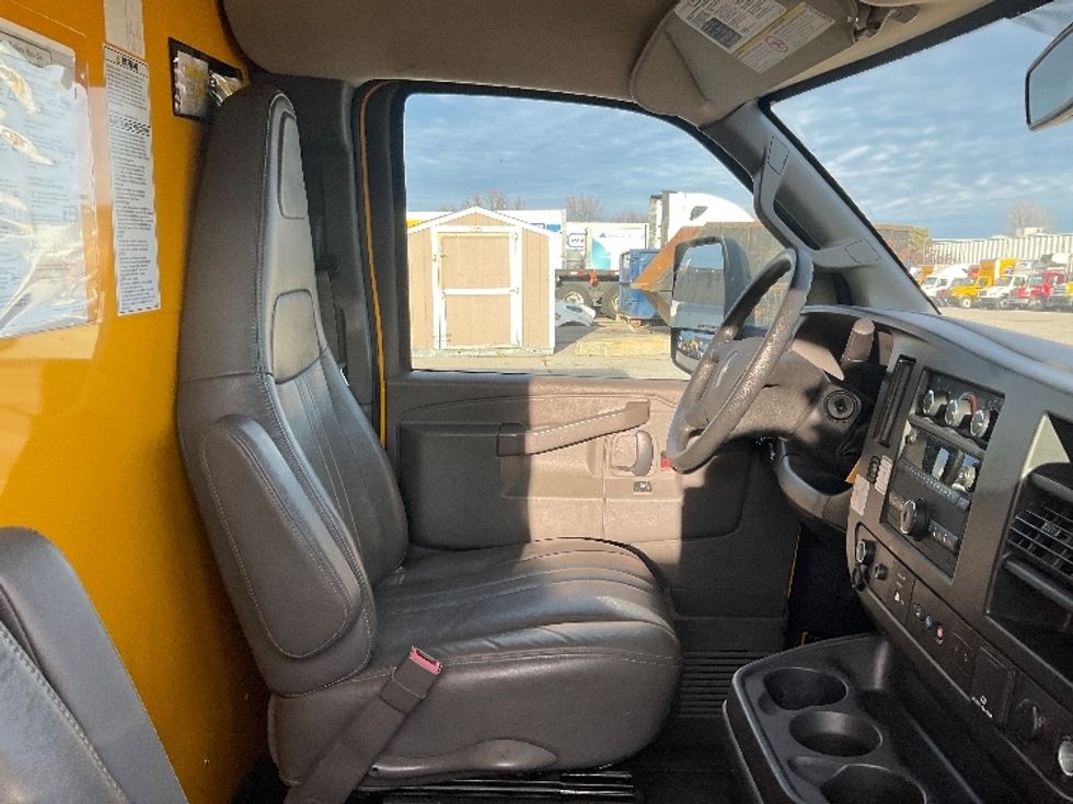 Light Duty Box Truck-Light and Medium Duty Trucks-GMC-2022-Savana G33903-Earth City-MO-88,204\n\t\tmiles-$ 29,500 - Image 21