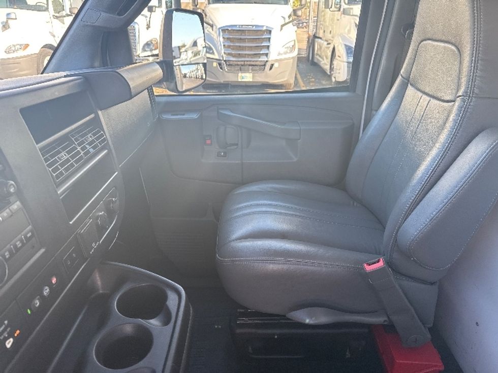 Light Duty Box Truck-Light and Medium Duty Trucks-GMC-2022-Savana G33903-East Chicago-IN-103,757\n\t\tmiles-$ 32,000 - Image 19