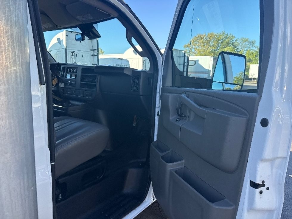 Light Duty Box Truck-Light and Medium Duty Trucks-GMC-2022-Savana G33903-East Chicago-IN-103,757\n\t\tmiles-$ 32,000 - Image 20