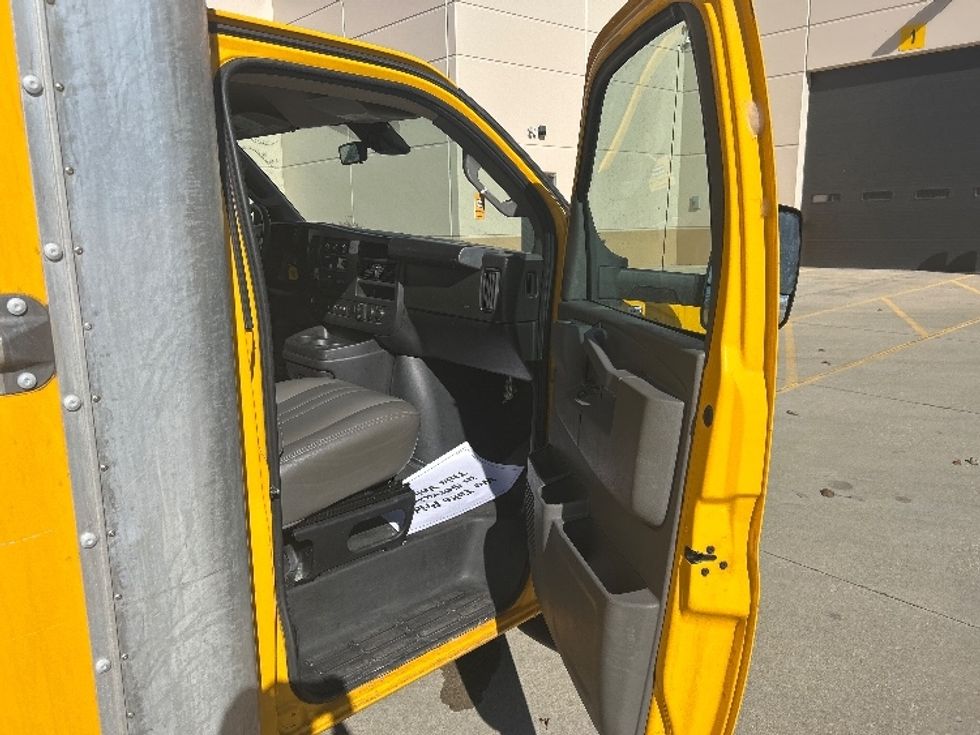 Light Duty Box Truck-Light and Medium Duty Trucks-GMC-2022-Savana G33903-East Chicago-IN-103,857\n\t\tmiles-$ 28,250 - Image 17