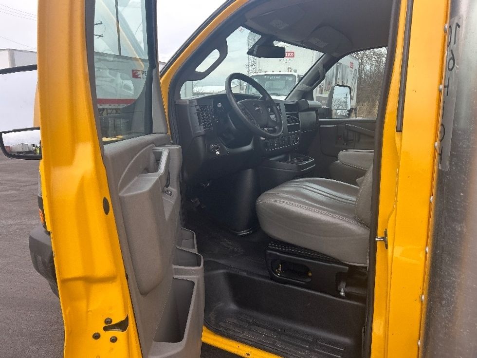 Light Duty Box Truck-Light and Medium Duty Trucks-GMC-2022-Savana G33903-East Chicago-IN-106,734\n\t\tmiles-$ 27,750 - Image 16