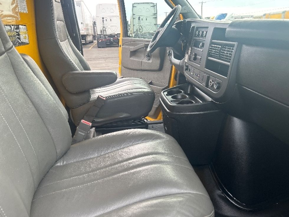 Light Duty Box Truck-Light and Medium Duty Trucks-GMC-2022-Savana G33903-East Chicago-IN-106,734\n\t\tmiles-$ 27,750 - Image 22