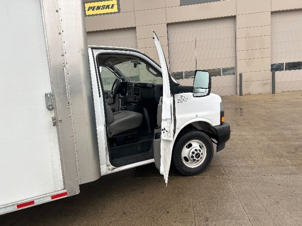 2022 Gmc Savana 3500 Cutaway photo 19