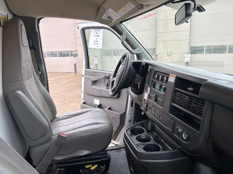 2022 Gmc Savana 3500 Cutaway photo 21