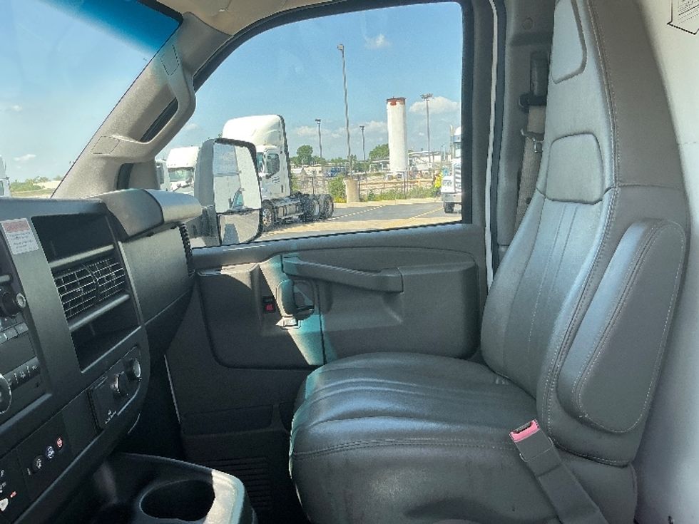 Light Duty Box Truck-Light and Medium Duty Trucks-GMC-2022-Savana G33903-East Chicago-IN-27,822\n\t\tmiles-$ 43,500 - Image 18