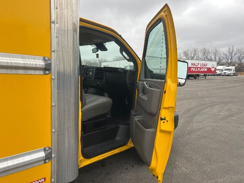Light Duty Box Truck-Light and Medium Duty Trucks-GMC-2022-Savana G33903-East Chicago-IN-52,210\n\t\tmiles-$ 34,250 - Image 19