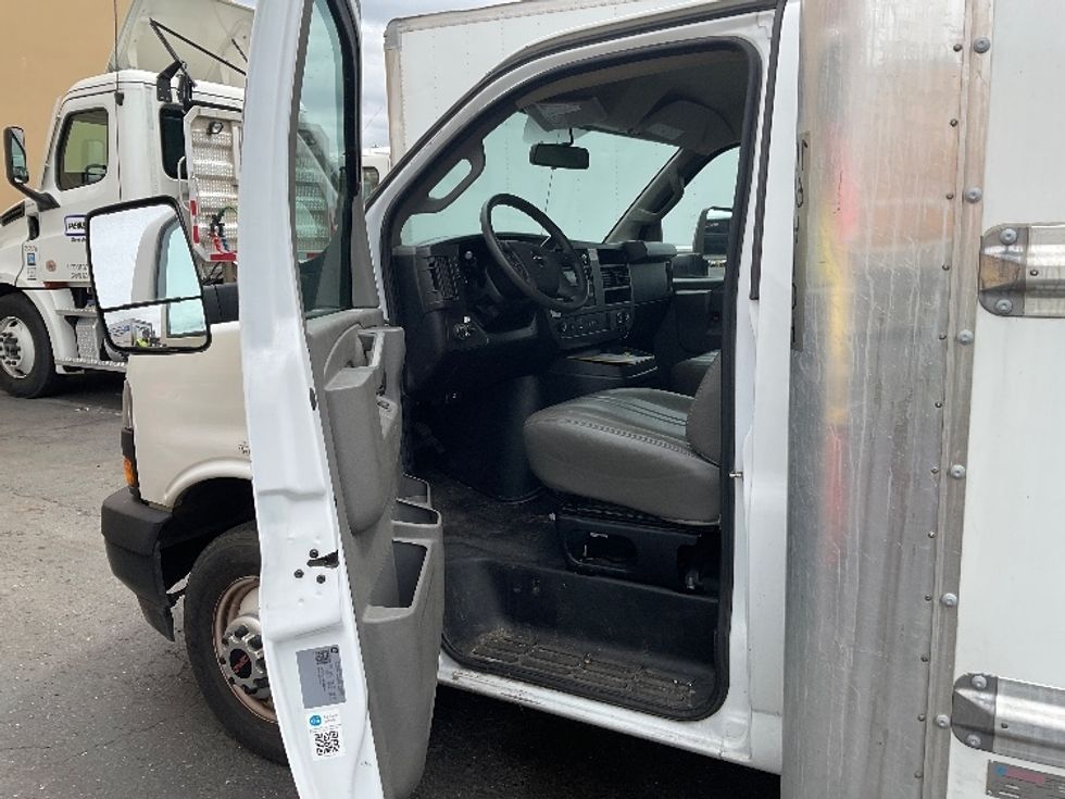 2022 Gmc Savana 3500 Cutaway photo 13