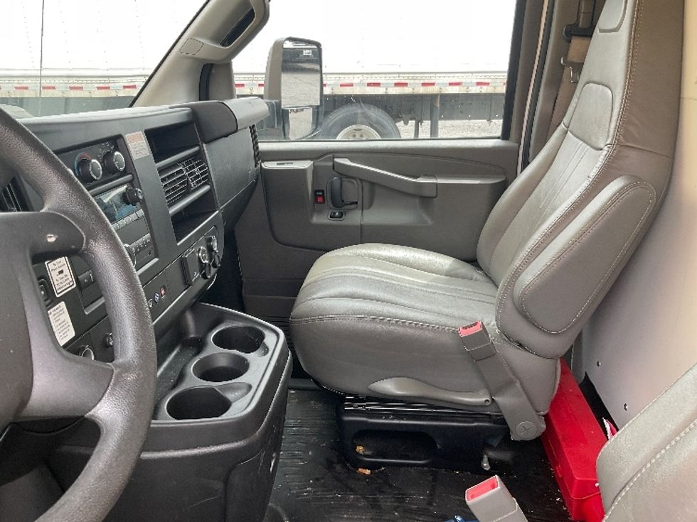 2022 Gmc Savana 3500 Cutaway photo 16